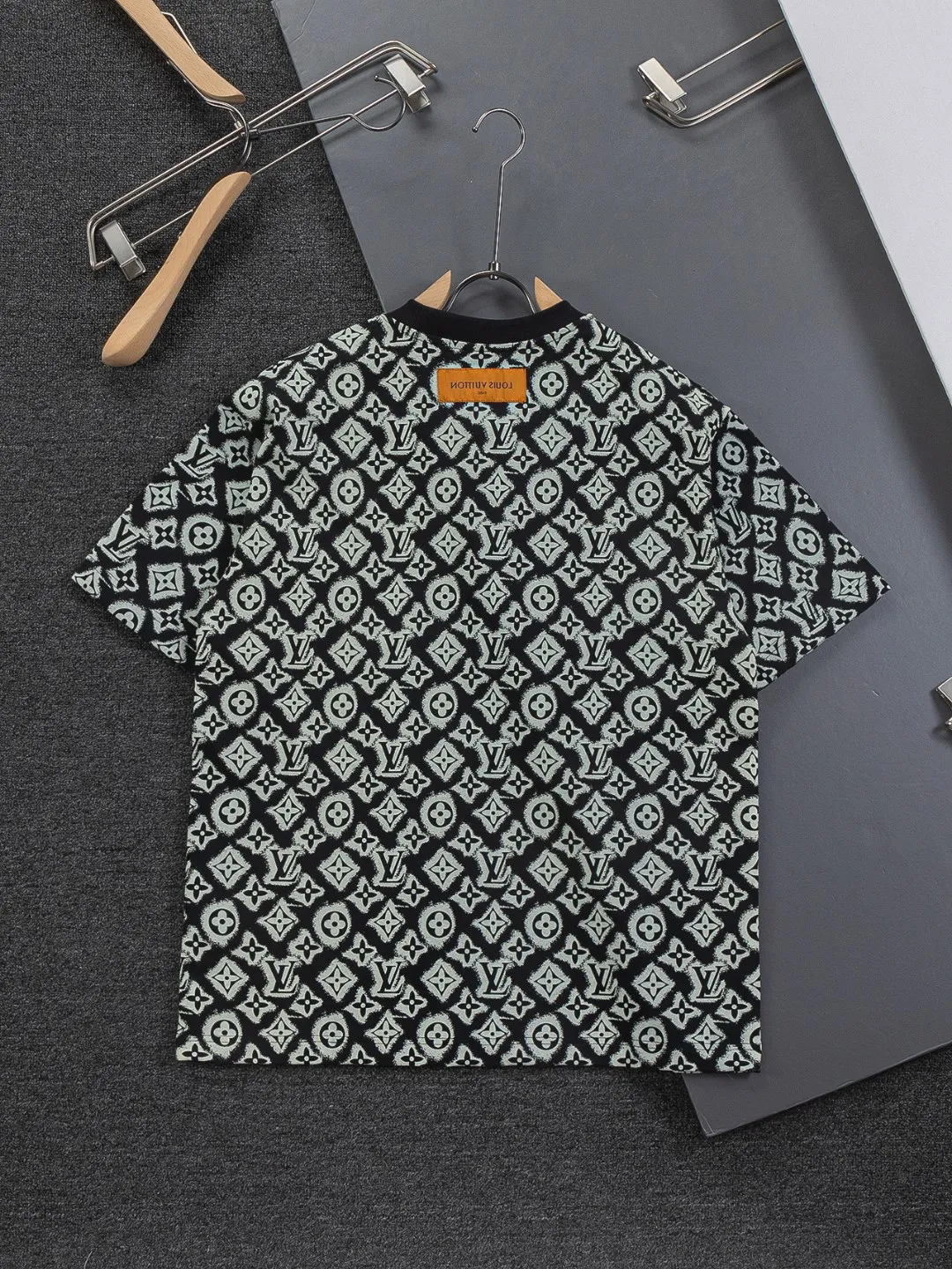 🅿️200 Louis Vuitton 1V LV micro-wide version S-XL LV 26ss new products are available at the counter simultaneously. Multiple craftsmanship, full jacquard presbyopia letter logo printing, round neck short-sleeved T-shirt, same style for men and women! Consigned to one-to-one creation. Synchronized with the official website, pure cotton fabrics at the counter! It is close to the skin and comfortable, durable and easy to wear. It has a classic and simple logo design and meticulous original craftsmanship. Short-sleeves, a must-have item for men, do not appear to be the same for the general public, but must be unique and eye-catching. This LV short-sleeve is all about quality, comfort, the same shape and fashion as always, including fabrics and cutting techniques. All of them have been made with great effort! 320 grams of washed pure cotton fabric, pure cotton is breathable, very refreshing and comfortable for daily wear. The rib knitting on the neckline is smooth and tight, and the neckline will not be skewed if you toss it at will. The loose version, you will find that it looks really good on the upper body. The overall is minimalist and neat, super versatile for daily use! Pair it casually with a pair of pants for a youthful look. A T-shirt will make your outfit crazy. It is a fashionable item that can never go wrong! Color: Black White Size: S-XL Size chart: S: Shoulder width 50-Bust 56-Length 70 M: Shoulder width 52-Bust 57-Length 72 L: Shoulder width 54-Bust 59-Length 74 XL: Shoulder width 56-Bust 62-Length 76